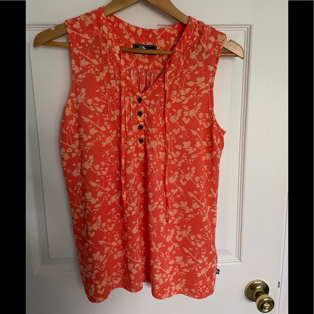 North face size medium blouse.